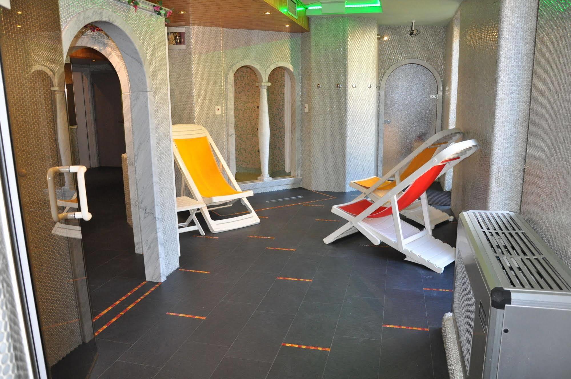 Liberty Hotel Male Luaran gambar